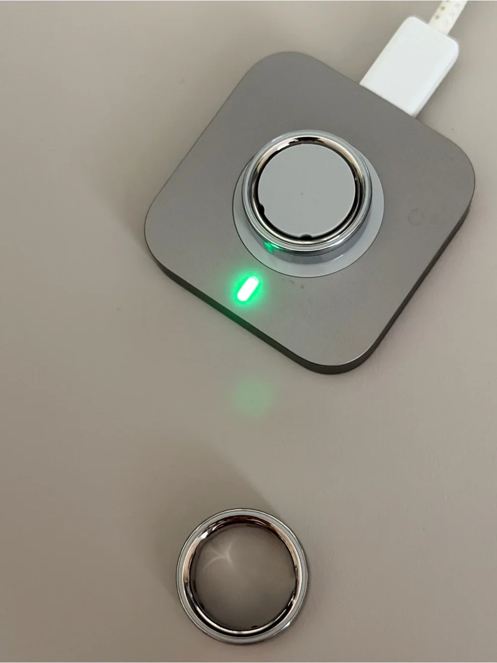 Oura Ring 4 silver Charging Dock with two rings size 8